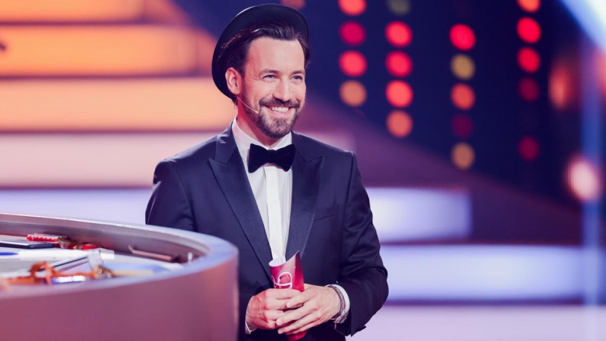 Jan K&ouml;ppen bei der Moderation der RTL-Show "Let's Dance". (Foto)