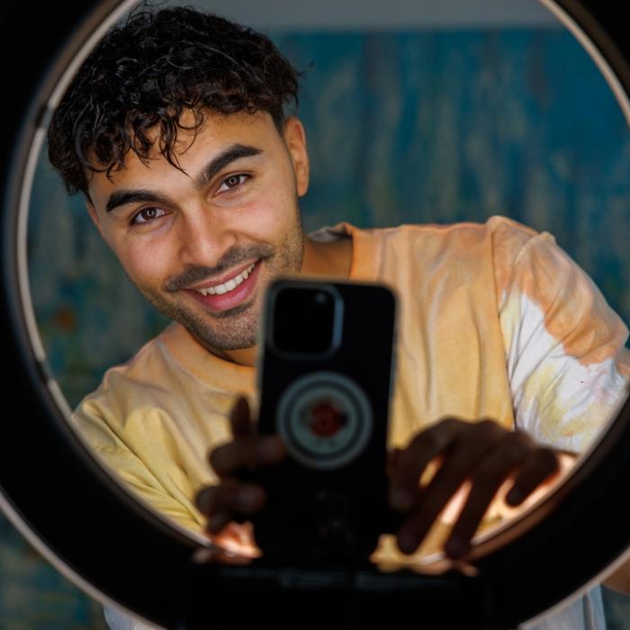 So lebt der TikTok-Star abseits des Tanzparketts mit seiner Familie