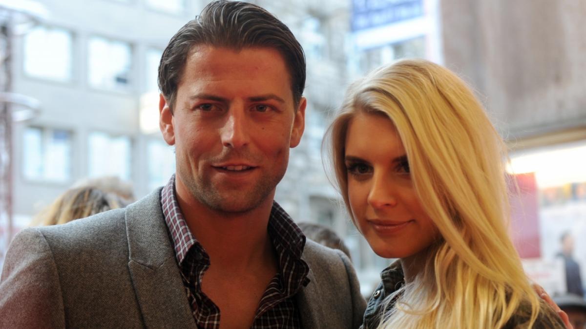 Roman Weidenfeller mit seiner sp&auml;teren Frau Lisa Weidenfeller bei einer Filmpremiere im Jahr 2013. (Foto)