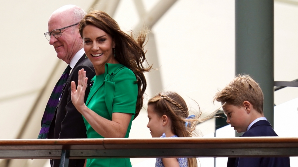 Auf diesen zarten Schultern lasten gro&szlig;e Erwartungen: Prinzessin Kate soll mit ihrem Ehemann, Thronfolger Prinz William, den Ruf des britischen K&ouml;nigshauses in &Uuml;bersee aufpolieren. (Foto)