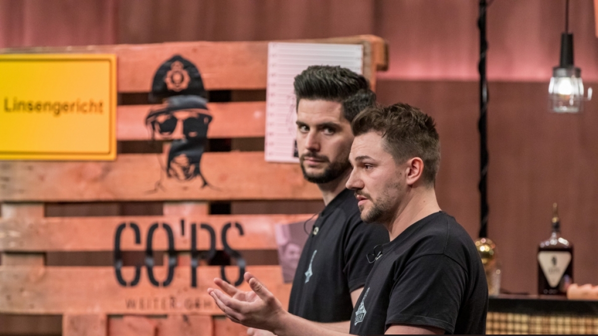 Finn Gelderrmann und Jan Weigelt pr&auml;sentieren mit "CO&acute;PS" hochprozentigen Kaffeeschnaps. Sie erhoffen sich ein Investment von 100.000 Euro f&uuml;r 20 Prozent der Anteile an ihrem Unternehmen. (Foto)