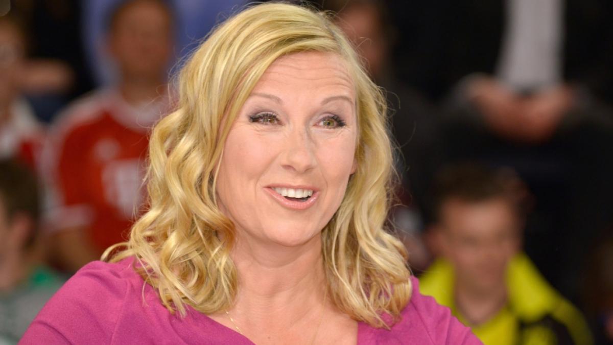 Andrea Kiewel schwankte im "ZDF Fernsehgarten" am 30. Mai zwischen Schnaps-Beichten und Baby-Ger&uuml;chten. (Foto)