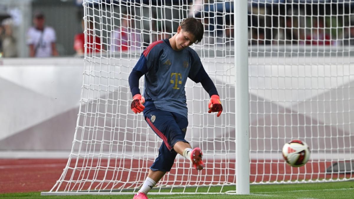 Jonas Urbig steht als Ersatz f&uuml;r Manuel Neuer beim FC Bayern M&uuml;nchen im Tor. (Foto)