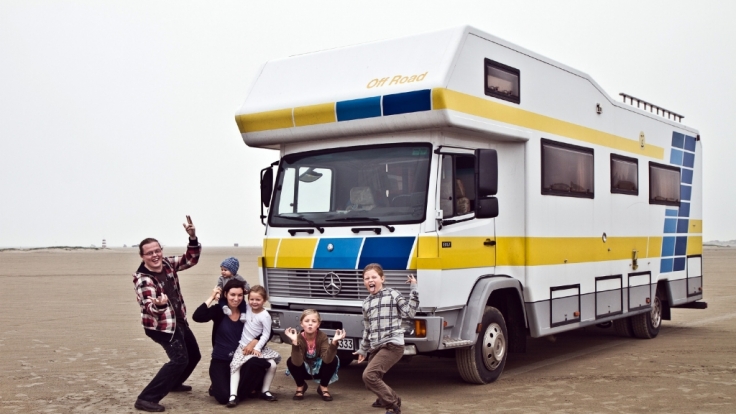 Angelo Kelly und seine Ehefrau Kira Kelly lebten mit den Kindern drei Jahre lang in einem Wohnwagen - jetzt will die Familie sesshaft werden.