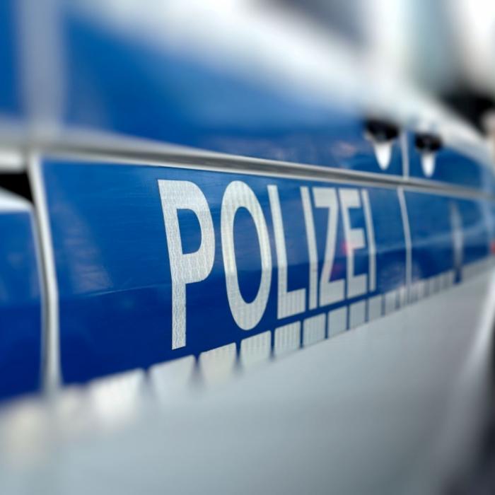 Jugendlicher (13) entführt und an Eisenstange festgeklebt - Täter auf der Flucht