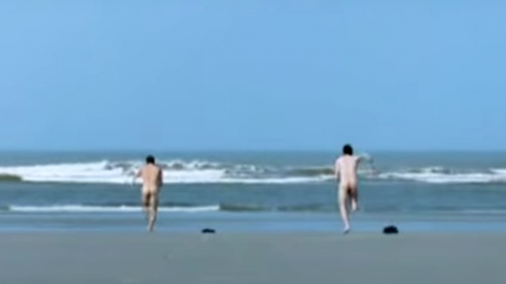 Wotan Wilke Möhring verzückt splitterfasernackt auf Langeoog.