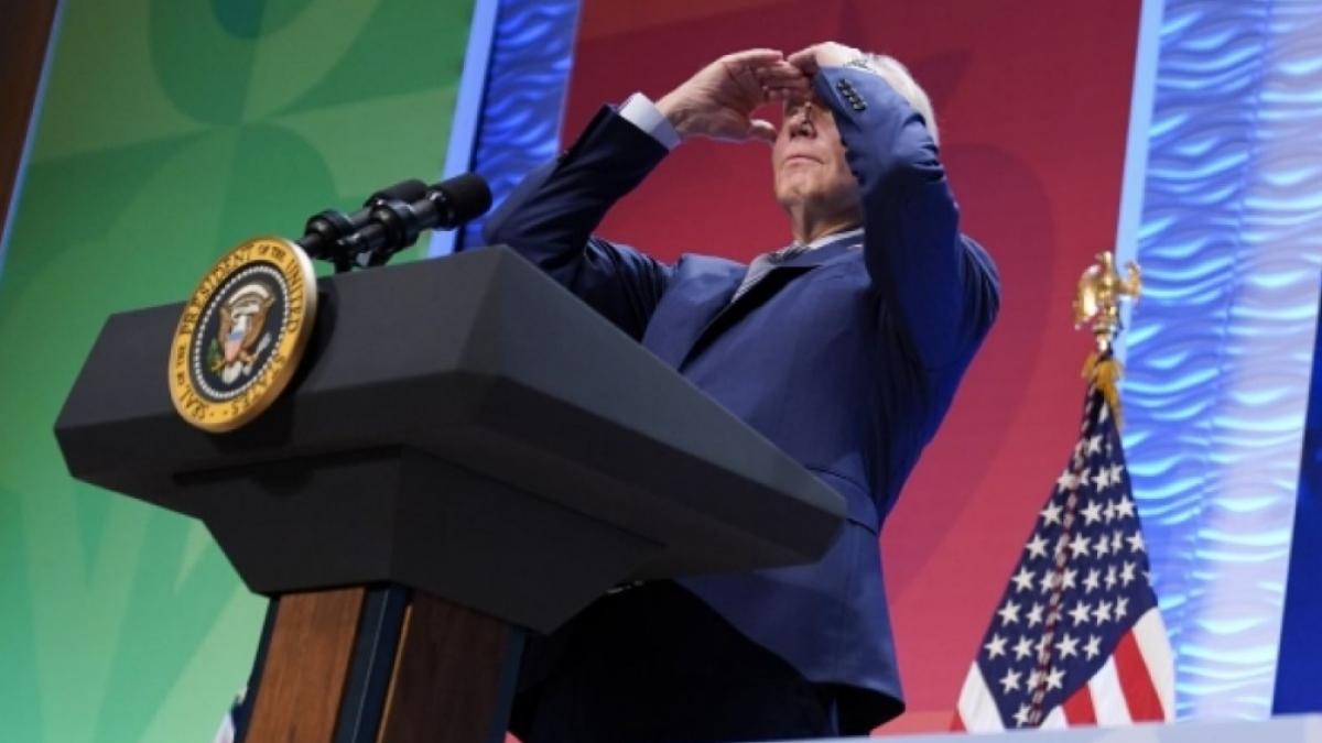 Die Nachrichten des Tages auf news.de:&nbsp;Joe Biden v&ouml;llig verwirrt: "Wo ist Jackie?" US-Pr&auml;sident sucht bei Auftritt nach toter Abgeordneter (Foto)