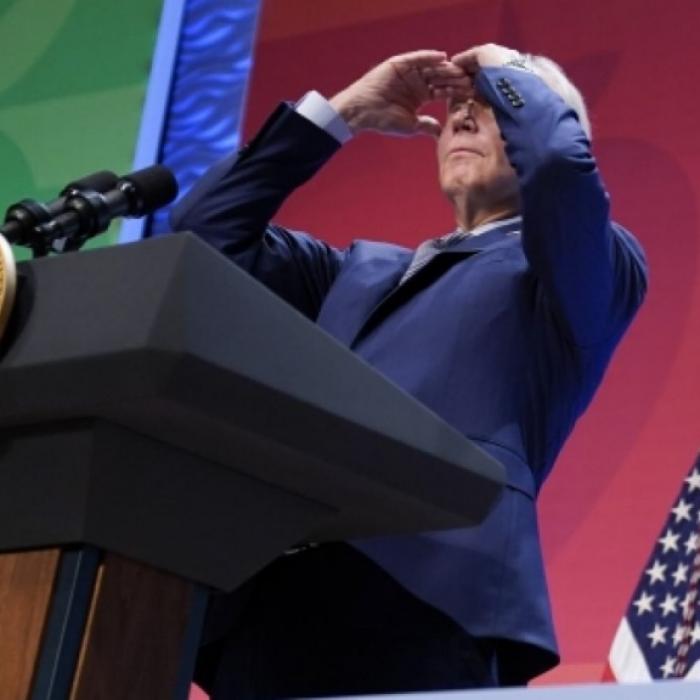 Völlig irre! Joe Biden sucht Tote im Publikum / 