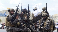 Taliban-Kämpfer bedrohen Journalisten in Kabul.