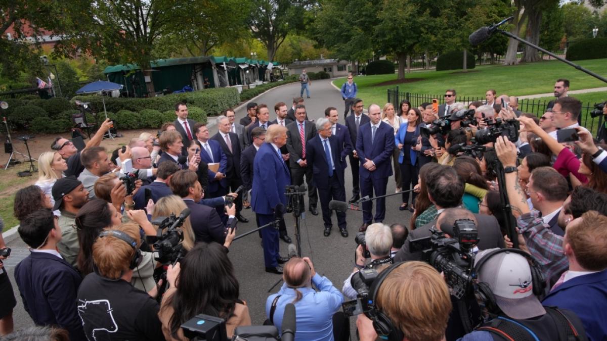 Donald Trump (Mitte) sprach am Wei&szlig;en Haus mit Reportern. Anschlie&szlig;end kochten neue Ger&uuml;chte &uuml;ber seinen physischen Zustand hoch. (Foto)