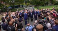 Donald Trump (Mitte) sprach am Weißen Haus mit Reportern. Anschließend kochten neue Gerüchte über seinen physischen Zustand hoch.