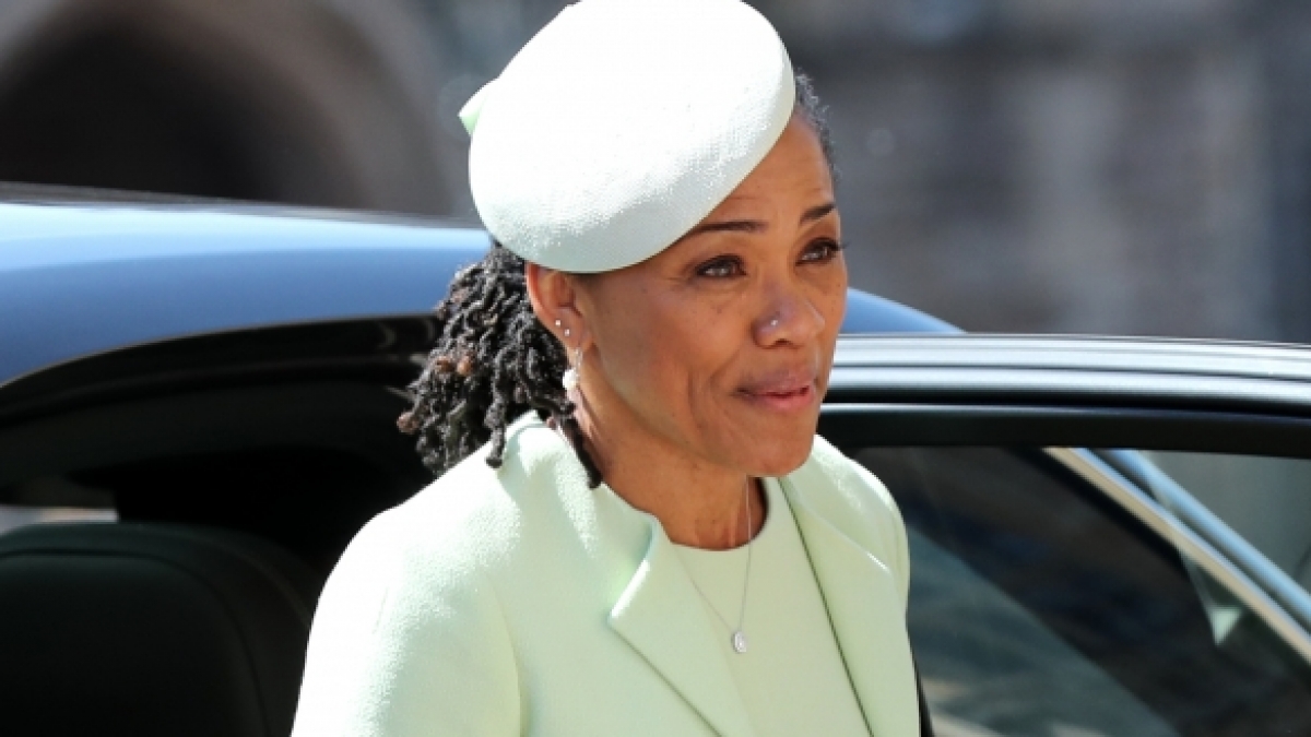 Doria Ragland ist seit der Hochzeit ihrer Tochter Meghan Markle offiziell die Schwiegermutter von Prinz Harry - doch hat die 62-J&auml;hrige damit automatisch einen Adelstitel? (Foto)