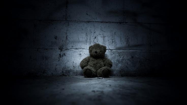 Eine Frau und ihre Partnerin haben ein 2-jähriges Kind verhungern lassen. (Symbolbild)