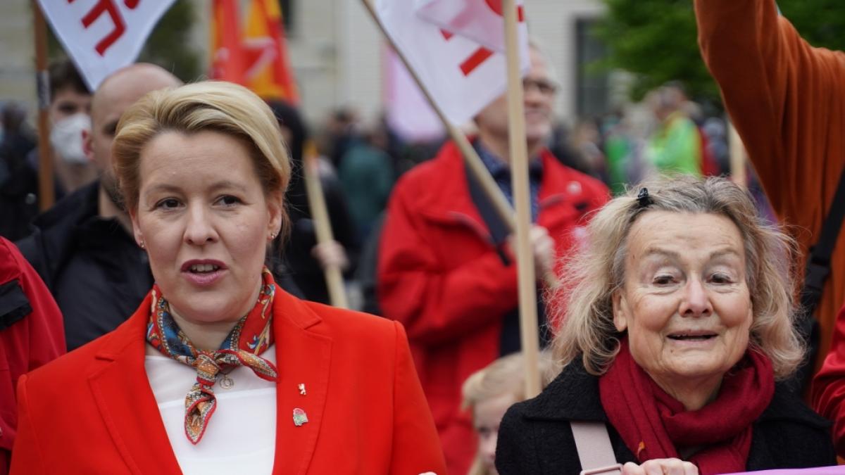Berlins regierende B&uuml;rgermeisterin Franziska Giffey wurde auf einer DGB-Kundgebung mit einem Ei beworfen. (Foto)