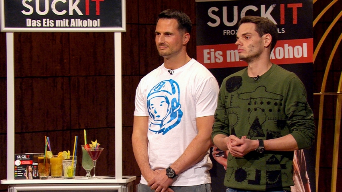 Elvir Omerbegovic (l.) und Max Scharpenack wollen die Investoren bei "Die H&ouml;hle der L&ouml;wen" von ihrem Wassereis mit Schuss namens SuckIt &uuml;berzeugen. (Foto)