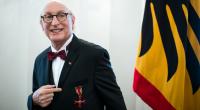 Otto Waalkes hat den Verdienstorden der Bundesrepublik Deutschland verliehen bekommen.