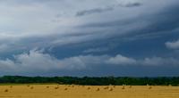 Nach dem Unwetter-Wochenende schickt der Himmel lokal über 80 Liter Regen pro Quadratmeter – doch ausgerechnet an Rhein und Elbe, wo historische Tiefstände die Schifffahrt lahmlegen, wird davon so gut wie nichts ankommen.