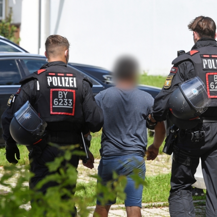 Mann (22) wegen Missbrauchsverdacht festgenommen - Großfamilie attackiert Polizei