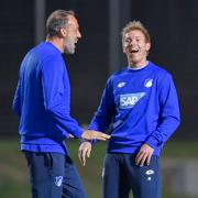 Hoffenheims Co-Trainer Pellegrino Matarazzo (l) und Hoffenheims Trainer Julian Nagelsmann lachen beim Training.