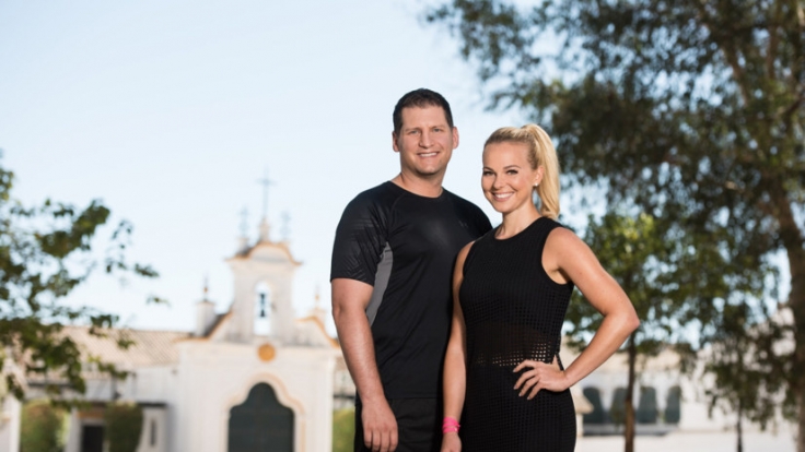 Sportpädagoge und Kickbox-Weltmeister Ramin Abtin (l.) und Personaltrainerin Mareike Spaleck (r.) helfen den Kandidaten beim Abnehmen.