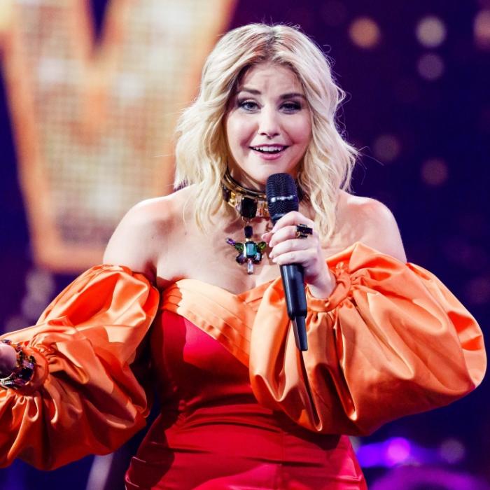 XXL-Dekolleté und Endlos-Beine! Schlagerstar macht Fans sprachlos