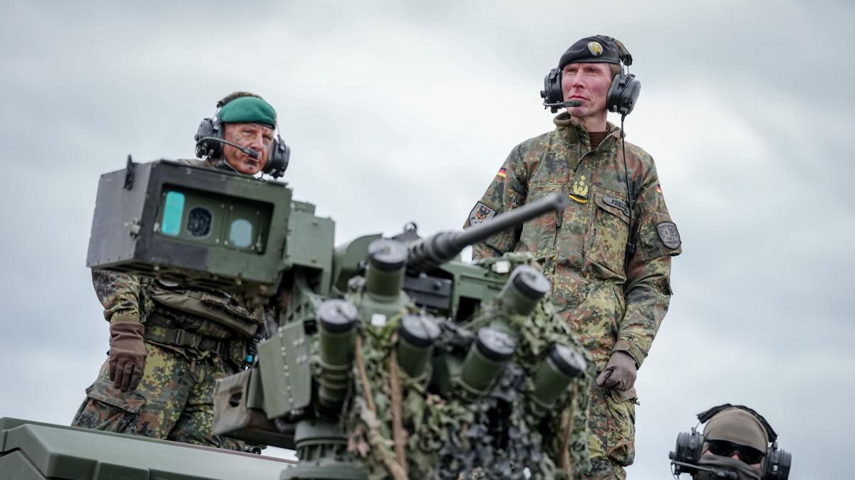 Generalleutnant Christian Freuding (r), Inspekteur des Heeres, und Christoph Huber, Brigadegeneral des Heeres der Bundeswehr und Brigadekommandeur der Panzerbrigade 45 in Litauen. (Foto)