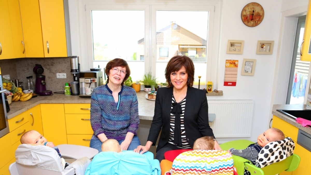 Annegret Raunigk l&auml;dt RTL-"Extra" zum Besuch der Vierlinge ein. (Foto)