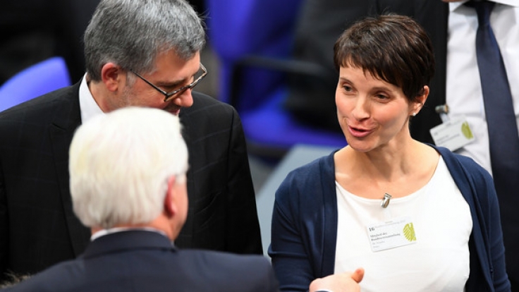 Frauke Petry gratuliert am 12. Februar während der Bundesversammlung im Reichstagsgebäude in Berlin Frank-Walter Steinmeier zu seiner Wahl als Bundespräsident.