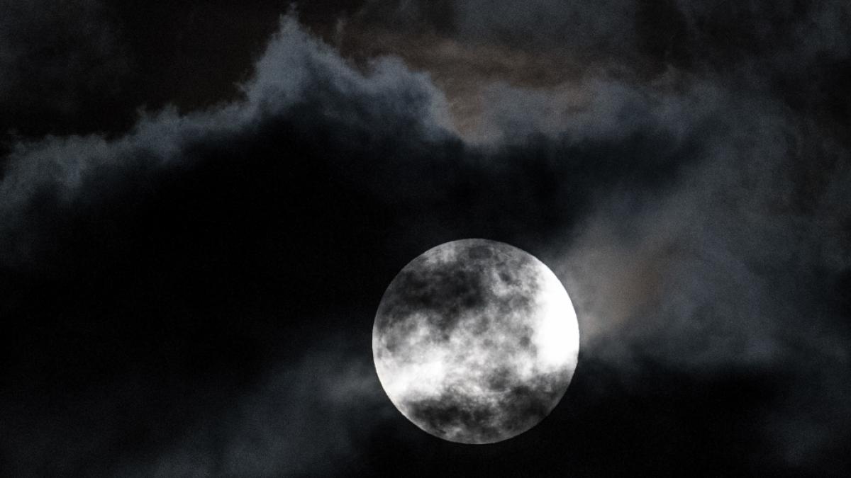 Zeigt ein YouTube-Video etwa Aliens vorm Mond? (Foto)
