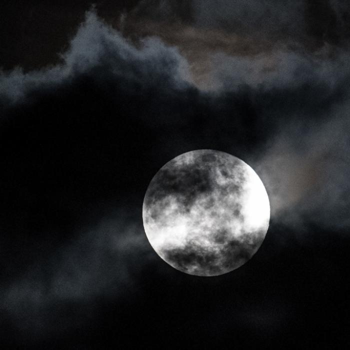 Verstörendes Video! Fliegen hier Aliens am Mond vorbei?