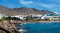 Auf der Balearen-Insel Lanzarote ist ein britischer Tourist nach einem Sturz von einem Hotelbalkon gestorben.