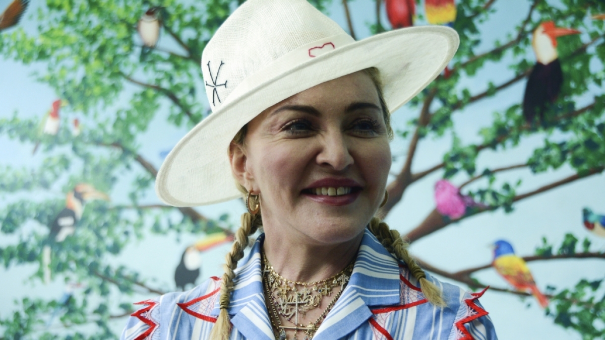 S&auml;ngerin Madonna leckt ihre T&auml;nzer ab. (Foto)