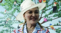 Sängerin Madonna leckt ihre Tänzer ab.