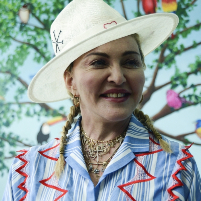 Libido-Alarm! Queen of Pop leckt Mann am ganzen Körper ab