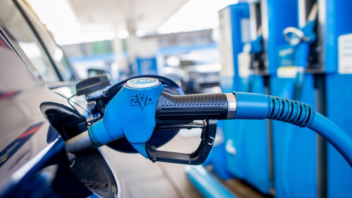 Eine Zapfpistole mit der Aufschrift &bdquo;Super 95" steckt an einer Tankstelle in der Tank&ouml;ffnung eines Fahrzeugs. (Foto)
