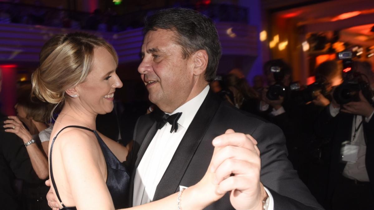 Der damalige Bundesau&szlig;enminister Sigmar Gabriel (SPD) und seine Frau Anke Stadler tanzen am 20.01.2018 beim 45. Deutschen Filmball im Bayerischen Hof in M&uuml;nchen (Bayern). (Foto)