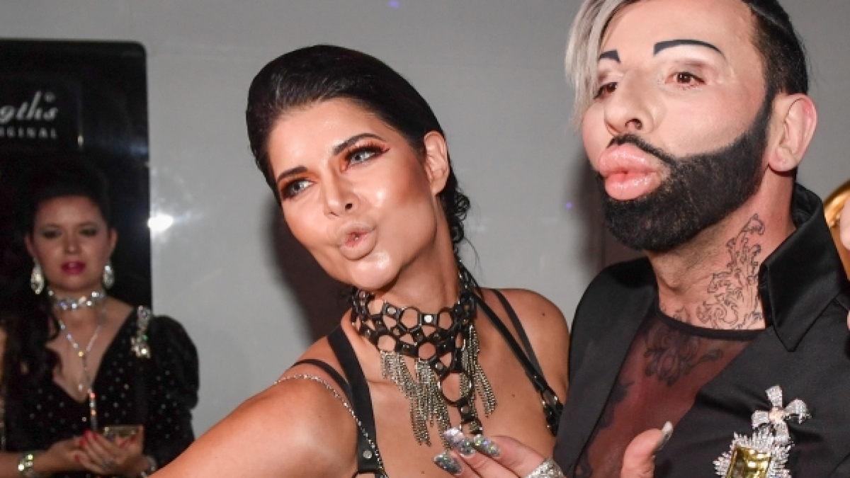 Gl&ouml;&ouml;ckler und Model Micaela Sch&auml;fer feiern im "Cocoon By Tolga and Haluk" in Berlin eine "Pomp&ouml;&ouml;s Welcome Party 2018" vor dem Beginn der Berlin Fashion Week. (Foto)