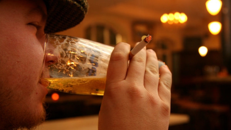 Mit dem Alkohol steigt die Lust nach einer Zigarette. (Symbolbild)