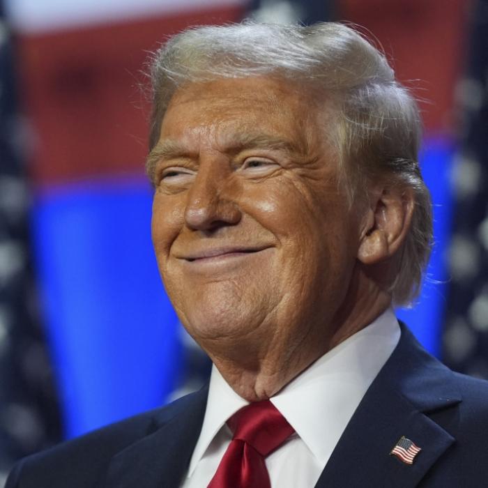 Melania eiskalt ersetzt? Hier vergnügt sich Donald mit zwei neuen Frauen