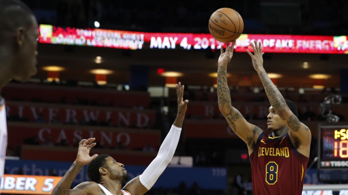 Jordanien Clarkson (r) von den Cleveland Cavaliers wirft den Ball, am 28.11.2018. (Symbolbild) (Foto)