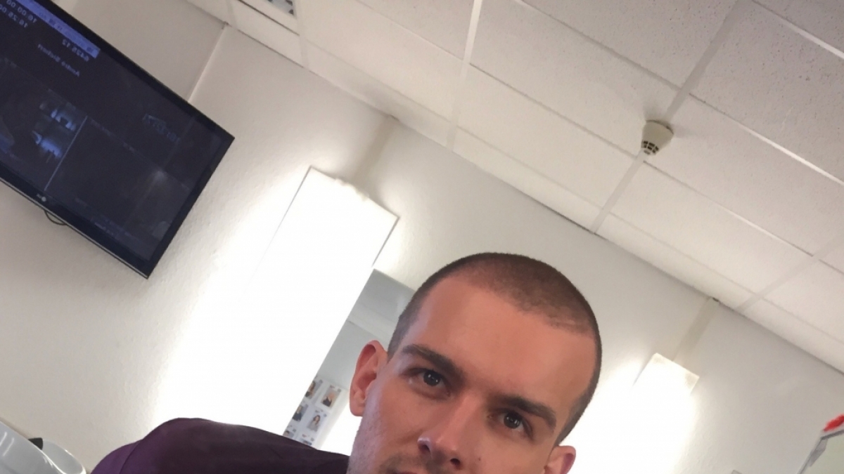Eric Stehfest ist mit seiner neuen Frisur gl&uuml;cklich. (Foto)