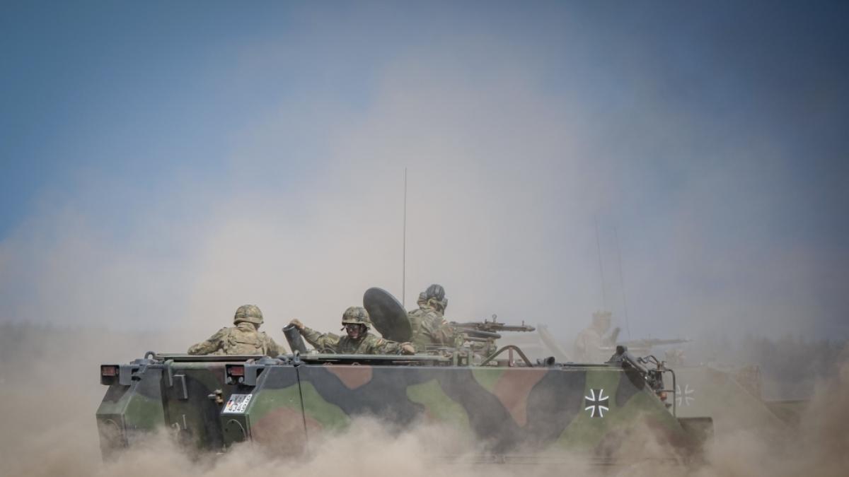 Ein russisches Fahrzeug f&auml;hrt in einem Video unter US-Flagge. Experten kritisieren die Propaganda-Aktion (Symbolfoto). (Foto)