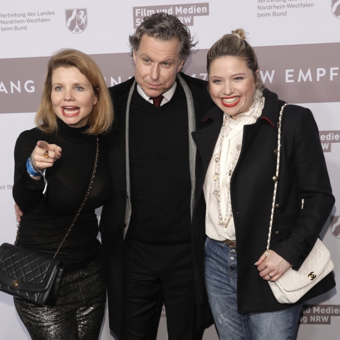 Deshalb knutscht der Schauspieler mit Caroline UND Annette Frier