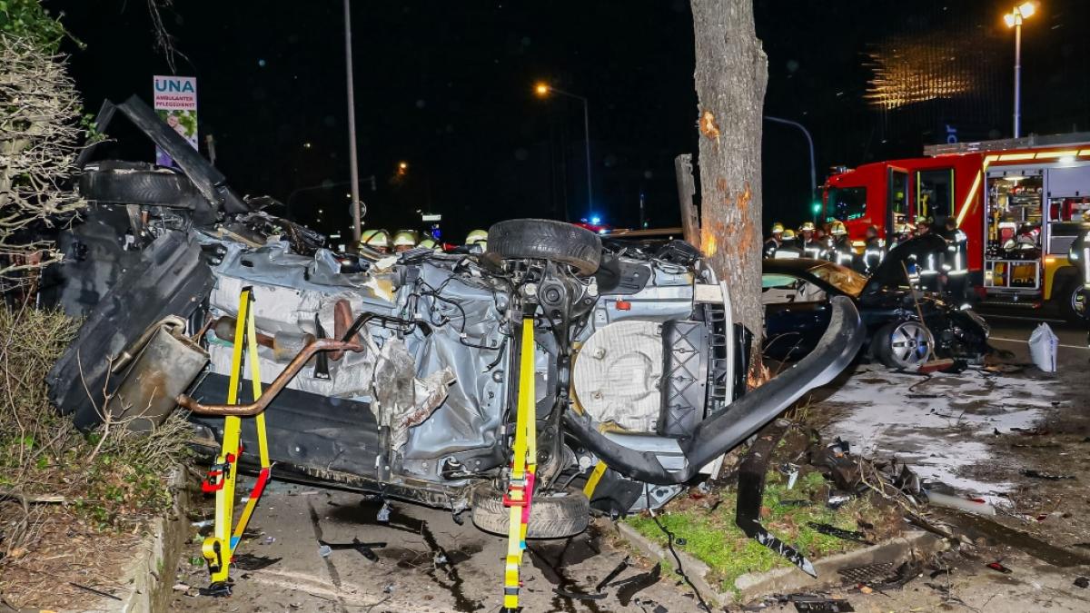 Das Auto der beiden unbeteiligten Frauen wurde von der Fahrbahn geschleudert und zwischen zwei B&auml;umen eingeklemmt. (Foto)
