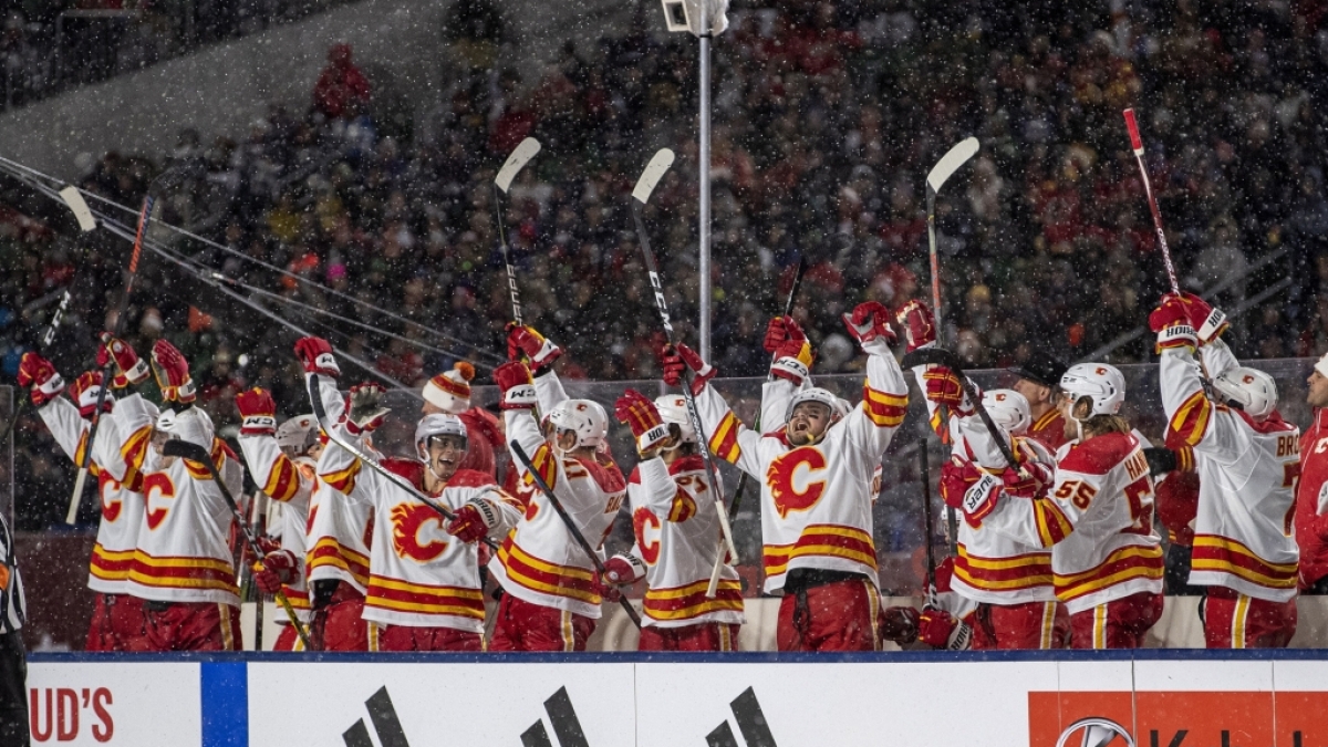 Eishockey: NHL, Winnipeg Jets - Calgary Flames. Die Calgary Flames feiern ein Tor. (Foto)