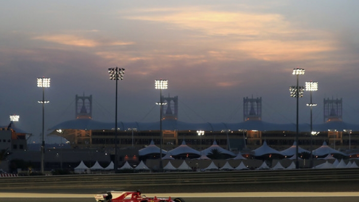 Sebastian Vettel vom Team Scuderia Ferrari mit seinem Rennwagen beim Freien Training am 14. April in as-Sachir. Der Große Preis von Bahrain findet am 16. April 2017 statt.