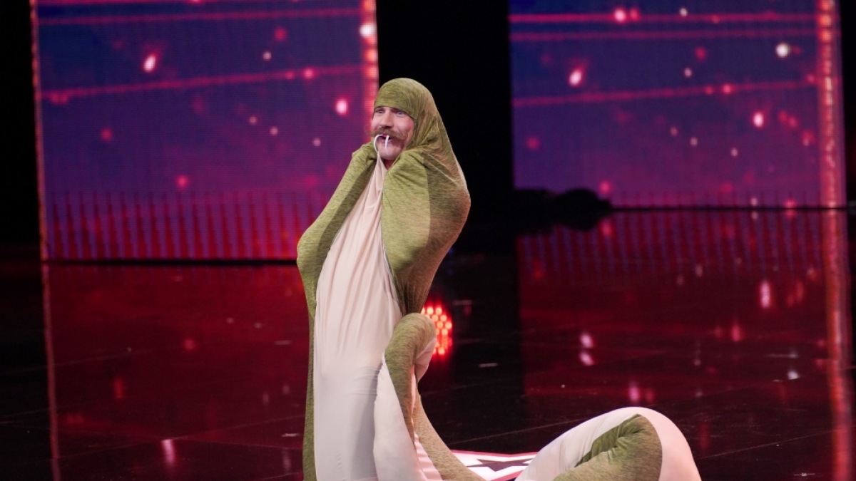Sethward Allison versucht bei "Das Supertalent" sein Gl&uuml;ck als Schlange. (Foto)
