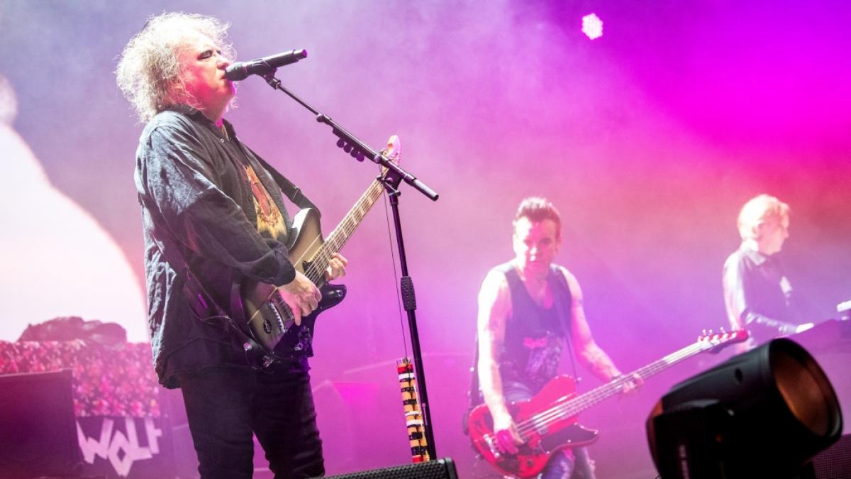 Robert Smith (l-r), Frontmann von The Cure, Bassist Simon Gallup und Keyboarder Roger O'Donnell bei ihrer Europa-Tour in der Barclays Arena. (Foto)