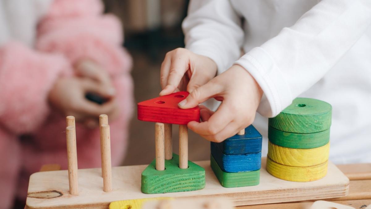 Holzspielzeug f&ouml;rdert die Kreativit&auml;t und die motorischen F&auml;higkeiten von Kindern. Doch Kleinteile k&ouml;nnen eine Gefahr darstellen. (Foto)