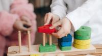 Holzspielzeug fördert die Kreativität und die motorischen Fähigkeiten von Kindern. Doch Kleinteile können eine Gefahr darstellen.